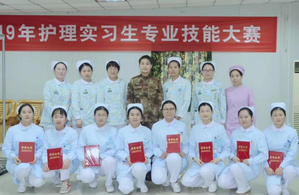 东部战区总医院原第八一医院2019年护理实习生专业技能大赛获奖队员合影 周琳(前排右二) 梅雪(前排右三)